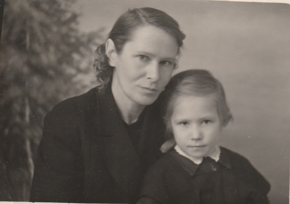 Селезнёва Софья с дочерью Лией. Чуга 1956 год